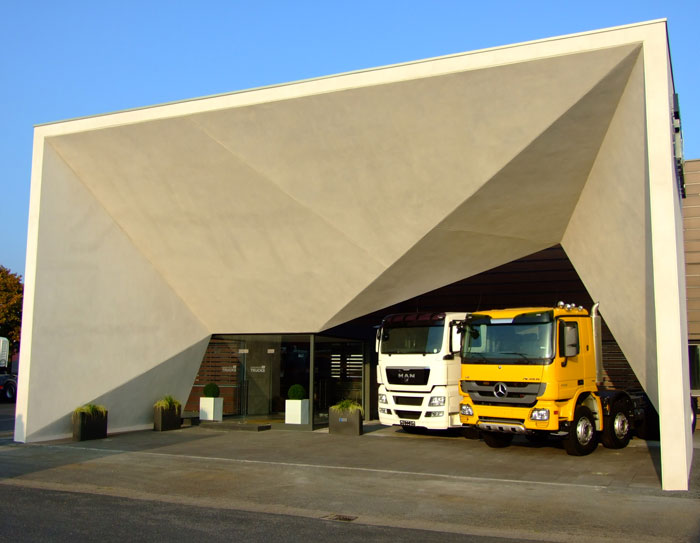 Bürogebäude und Werkstatt von MARGARITIS Trucks auf dem Gelände in Köln