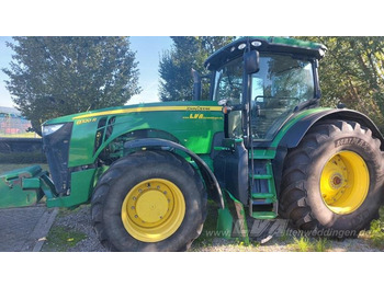 JOHN DEERE 8320R Traktor