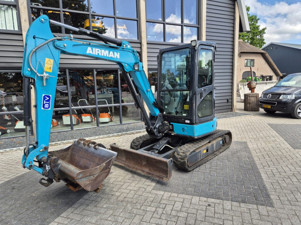 Minibagger AIRMANN AX33U mididigger