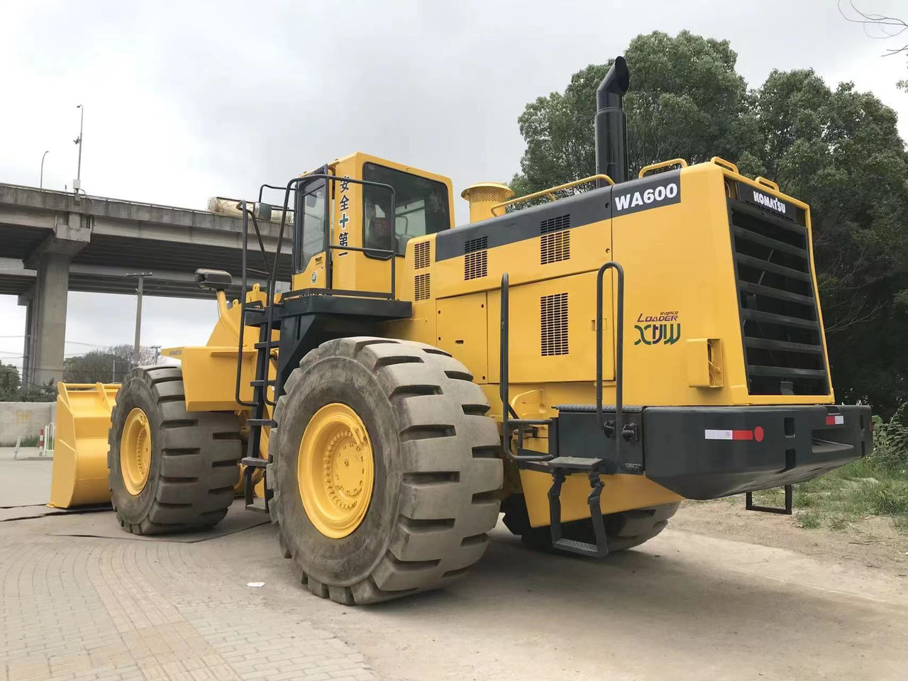 Radlader KOMATSU WA600-6