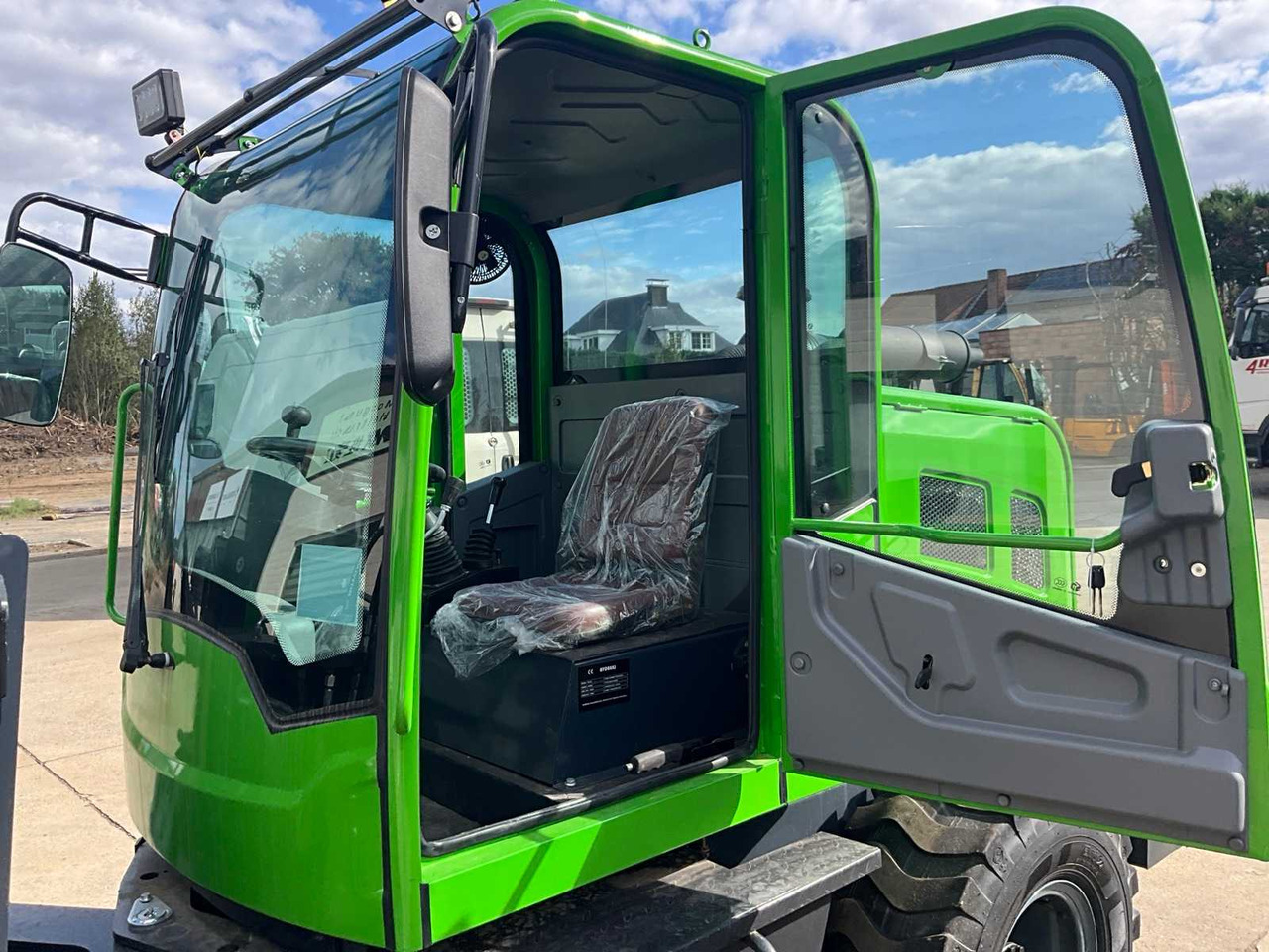 Radlader NYCHEKI Y25-42 SHOVEL / WHEEL LOADER WITH CAB AND EXCAVATOR BUCKET