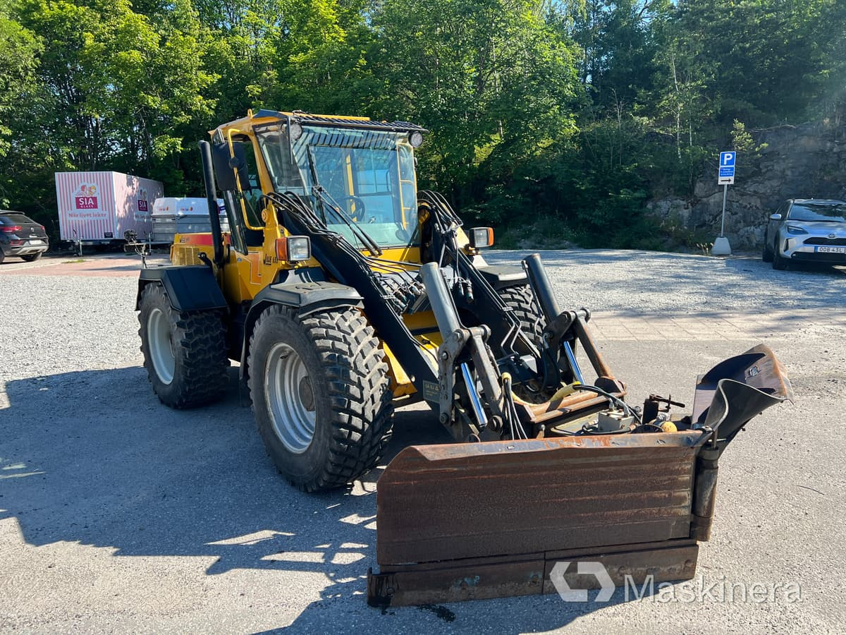 Radlader Redskapsbärare Wille 655 med vikplog