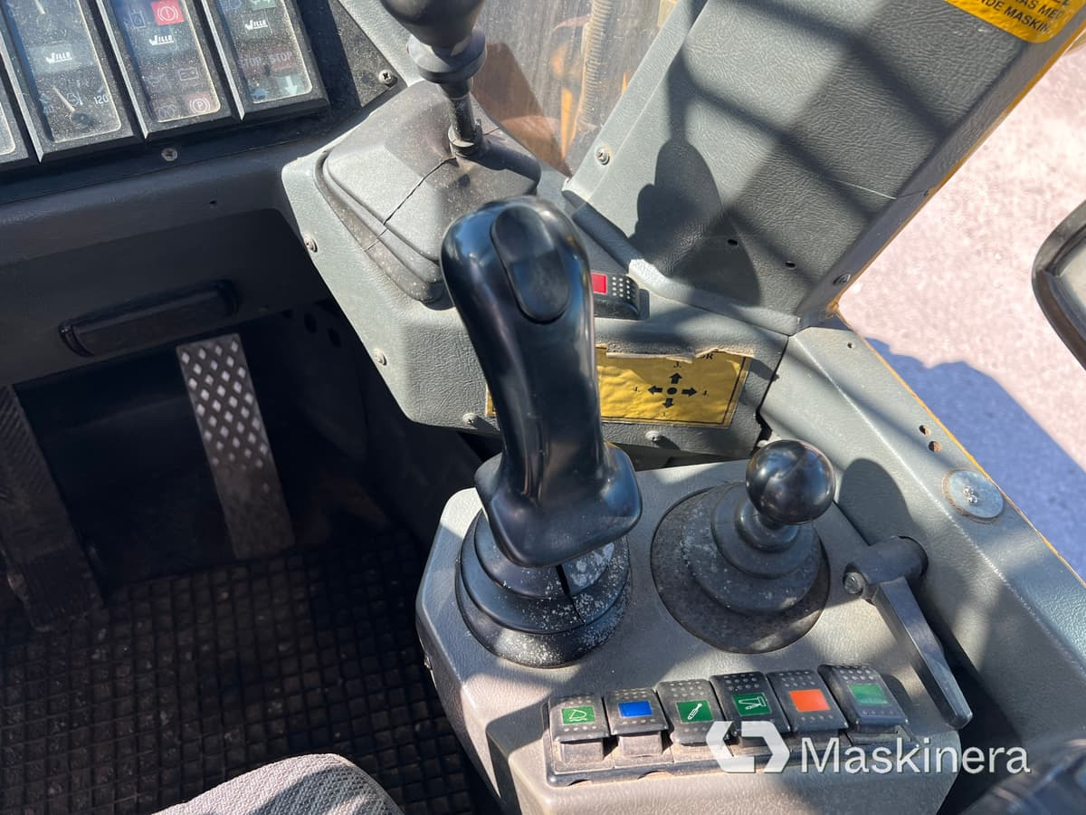 Radlader Redskapsbärare Wille 655 med vikplog