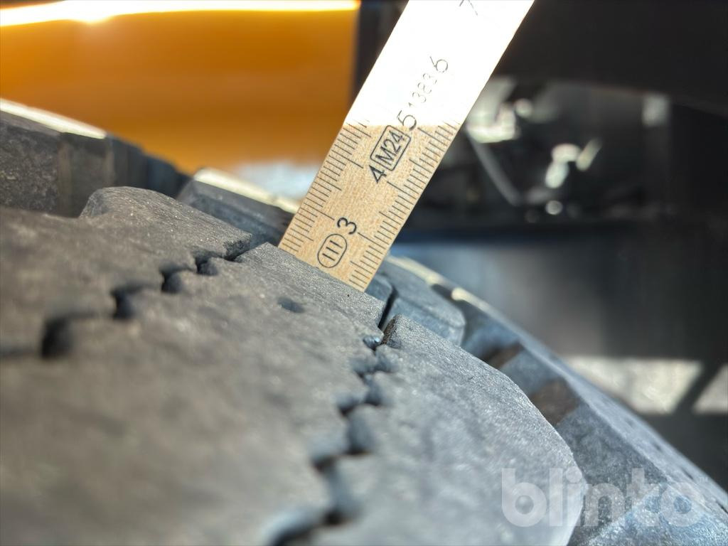 Radlader Swekip 2050 inklusive långgafflar och planeringsskopa