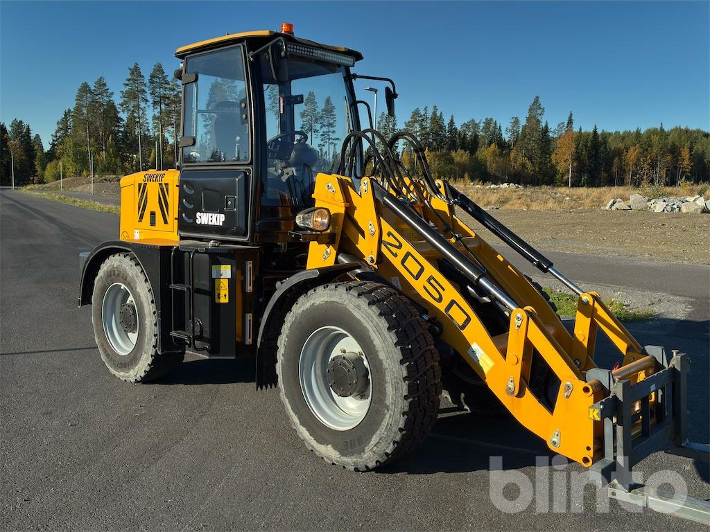 Radlader Swekip 2050 inklusive långgafflar och planeringsskopa