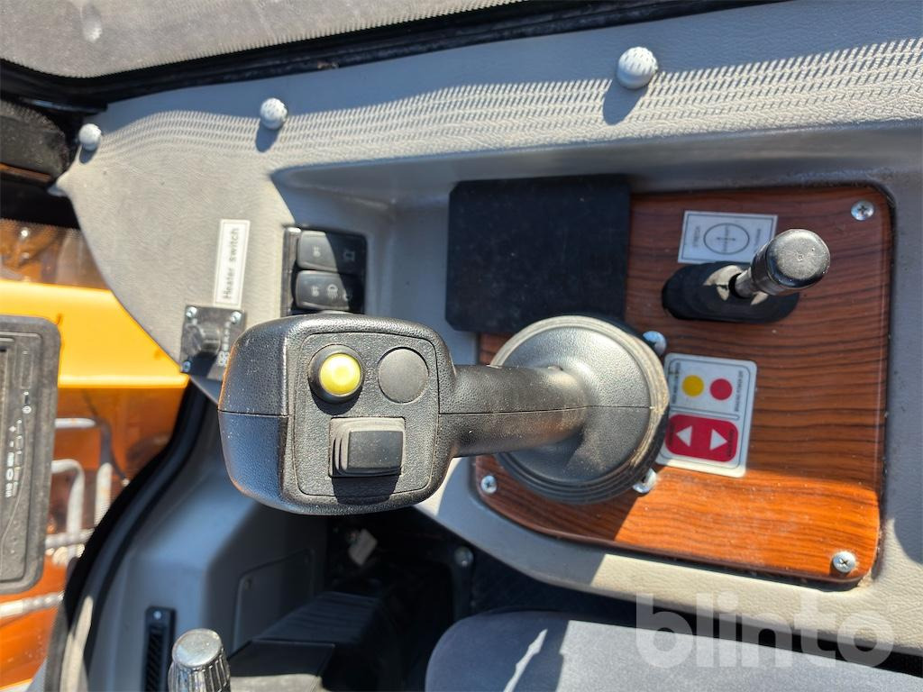 Radlader Swekip 2050 inklusive långgafflar och planeringsskopa