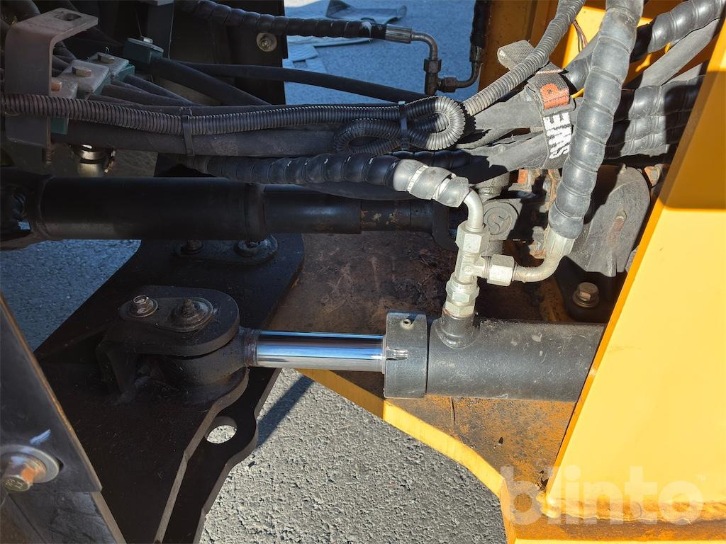 Radlader Swekip 2050 inklusive långgafflar och planeringsskopa