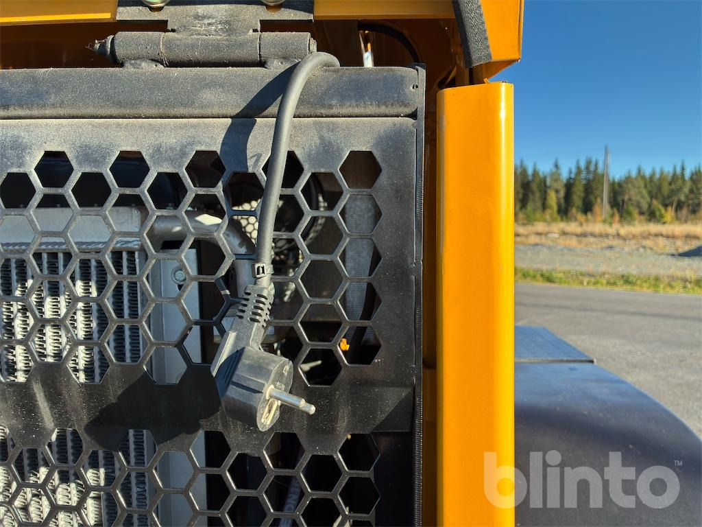 Radlader Swekip 2050 inklusive långgafflar och planeringsskopa