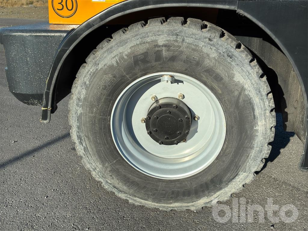 Radlader Swekip 2050 inklusive långgafflar och planeringsskopa