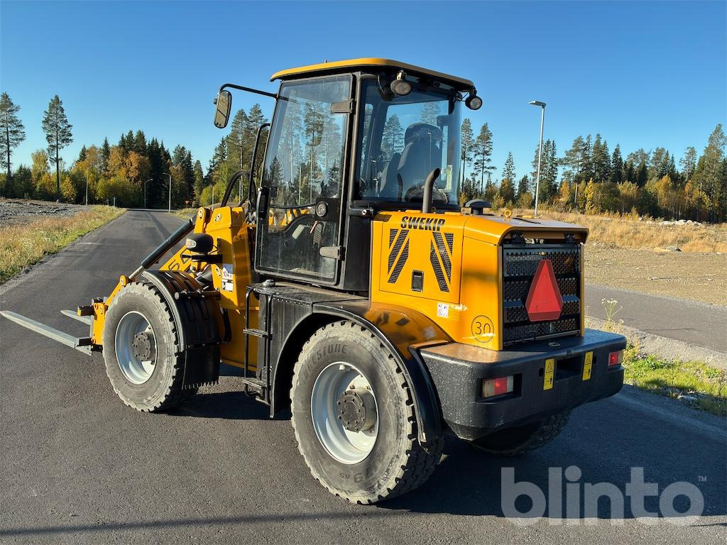 Radlader Swekip 2050 inklusive långgafflar och planeringsskopa