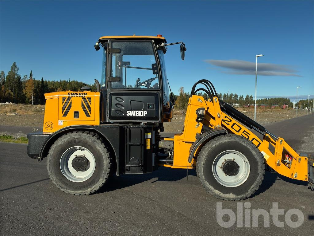 Radlader Swekip 2050 inklusive långgafflar och planeringsskopa