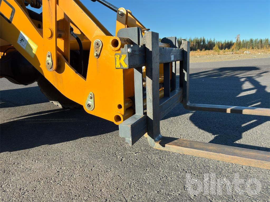 Radlader Swekip 2050 inklusive långgafflar och planeringsskopa