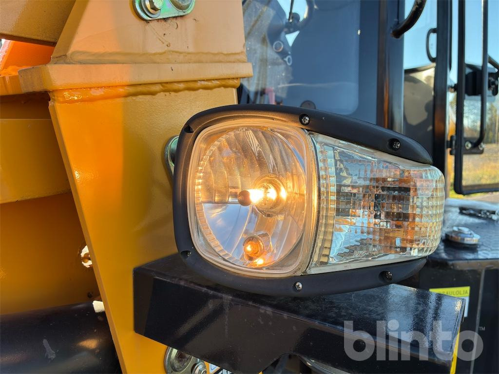 Radlader Swekip 2050 inklusive långgafflar och planeringsskopa