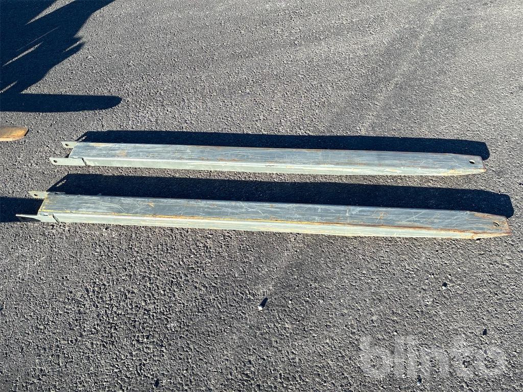 Radlader Swekip 2050 inklusive långgafflar och planeringsskopa