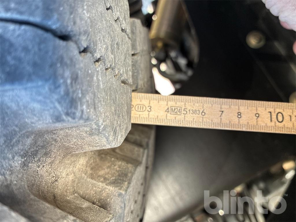 Radlader Swekip 2050 inklusive långgafflar och planeringsskopa