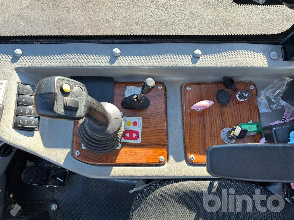 Radlader Swekip 2050 inklusive långgafflar och planeringsskopa