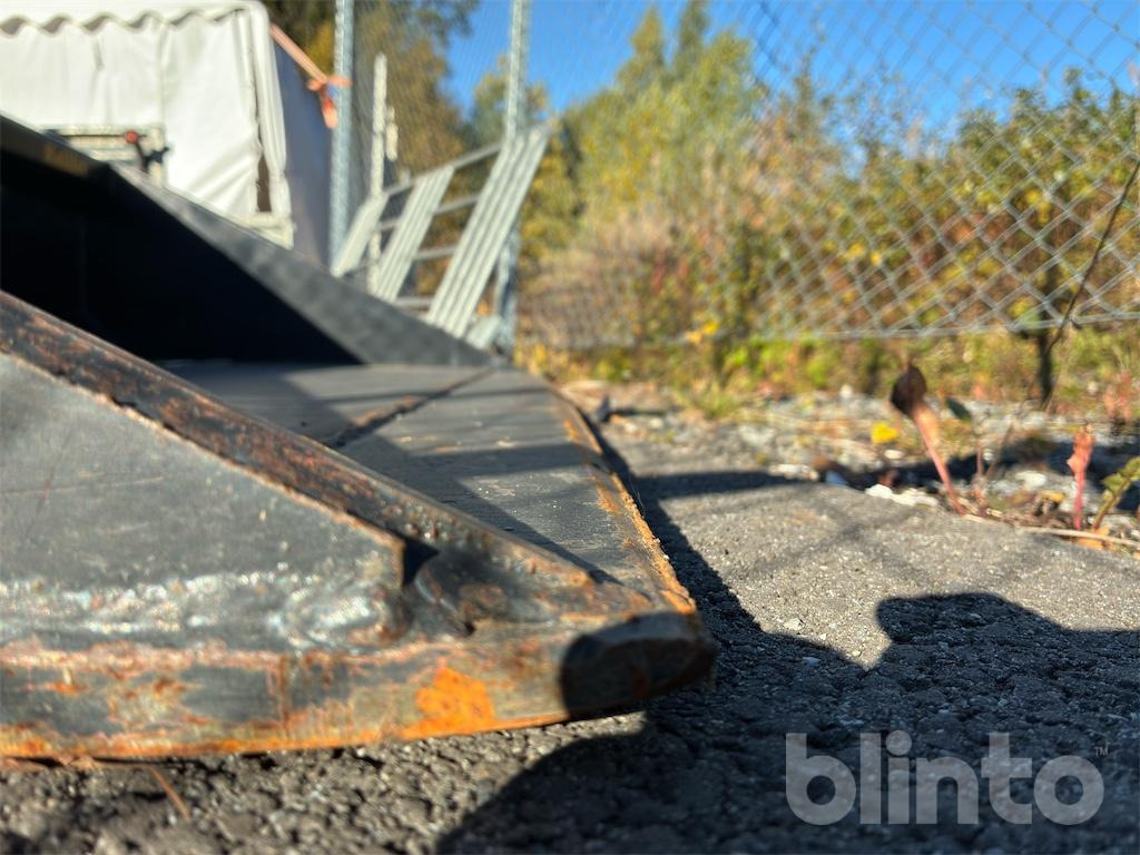 Radlader Swekip 2050 inklusive långgafflar och planeringsskopa