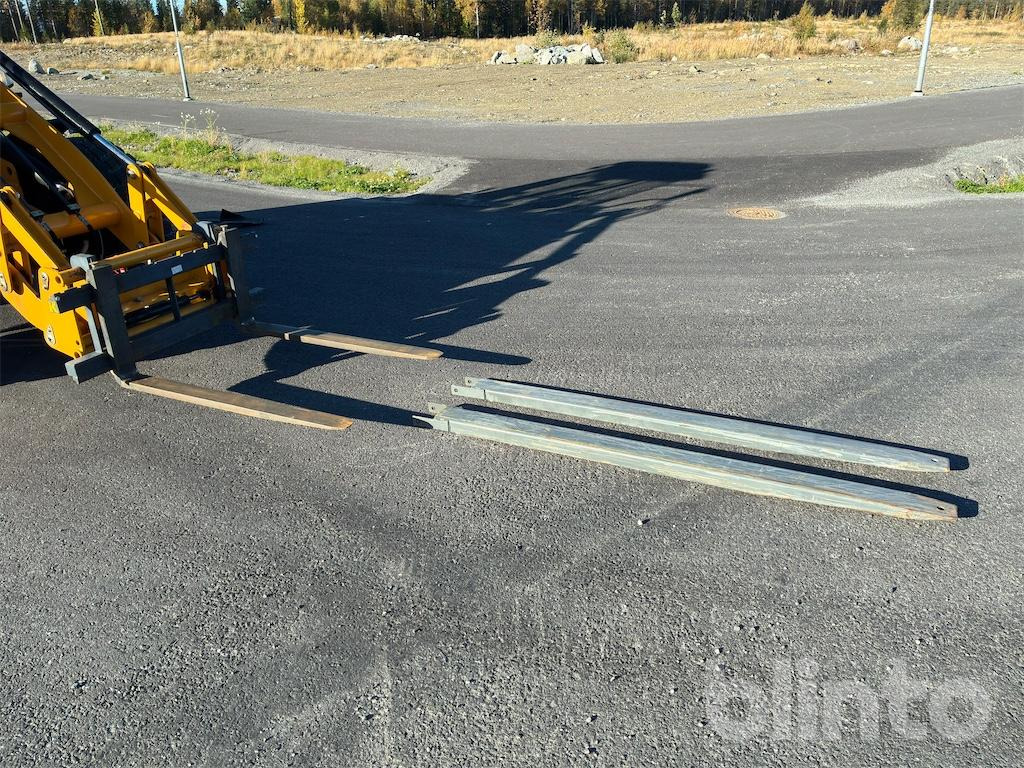 Radlader Swekip 2050 inklusive långgafflar och planeringsskopa