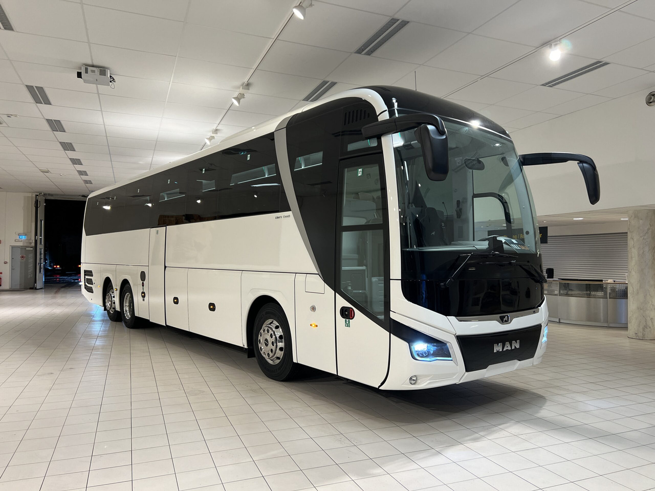 Reisebus MAN Lions Coach R09 Euro 6E (Dark Edition): das Bild 8