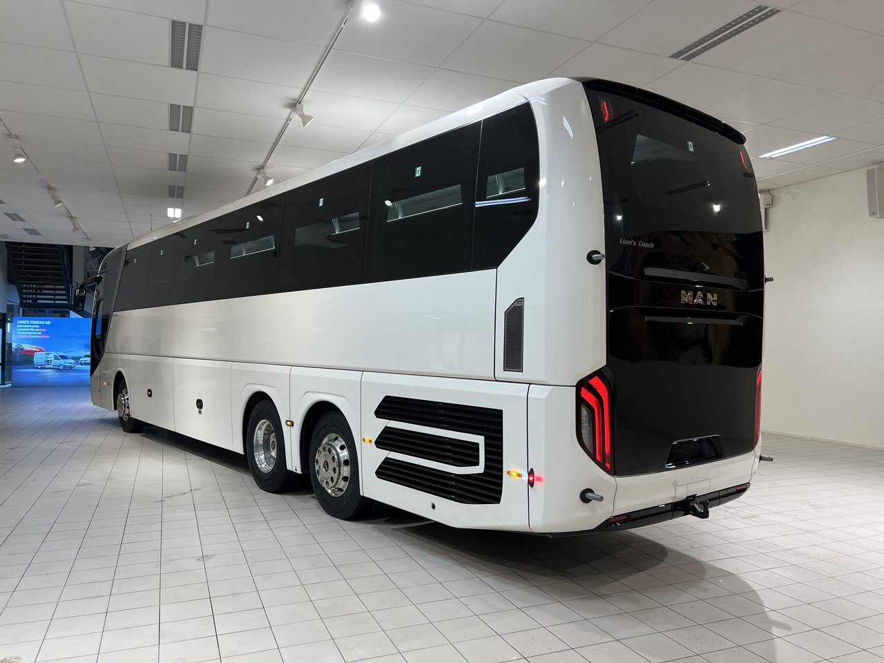 Reisebus MAN Lions Coach R09 Euro 6E (Dark Edition): das Bild 4