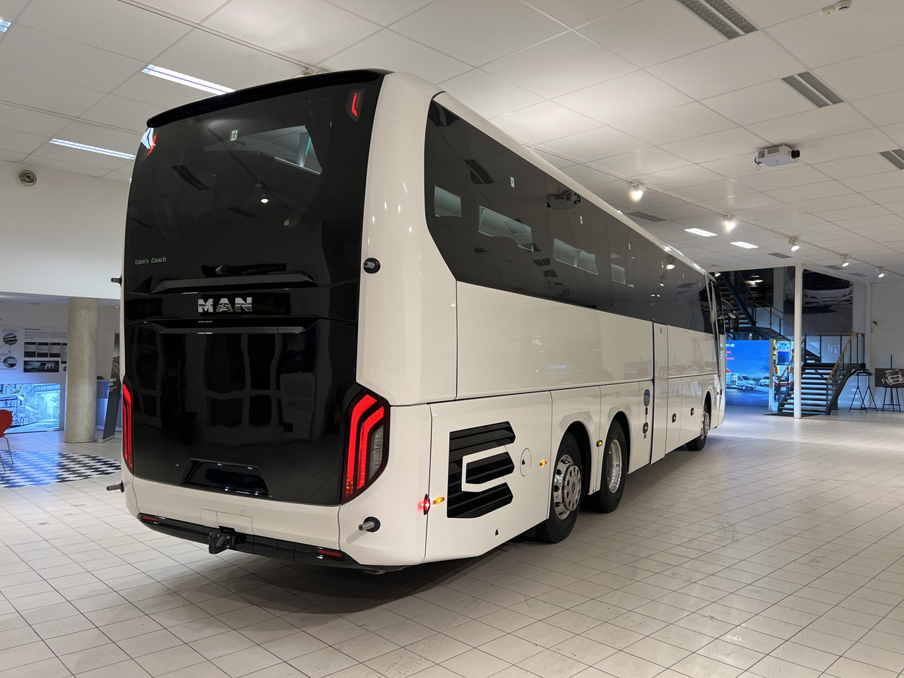 Reisebus MAN Lions Coach R09 Euro 6E (Dark Edition): das Bild 6