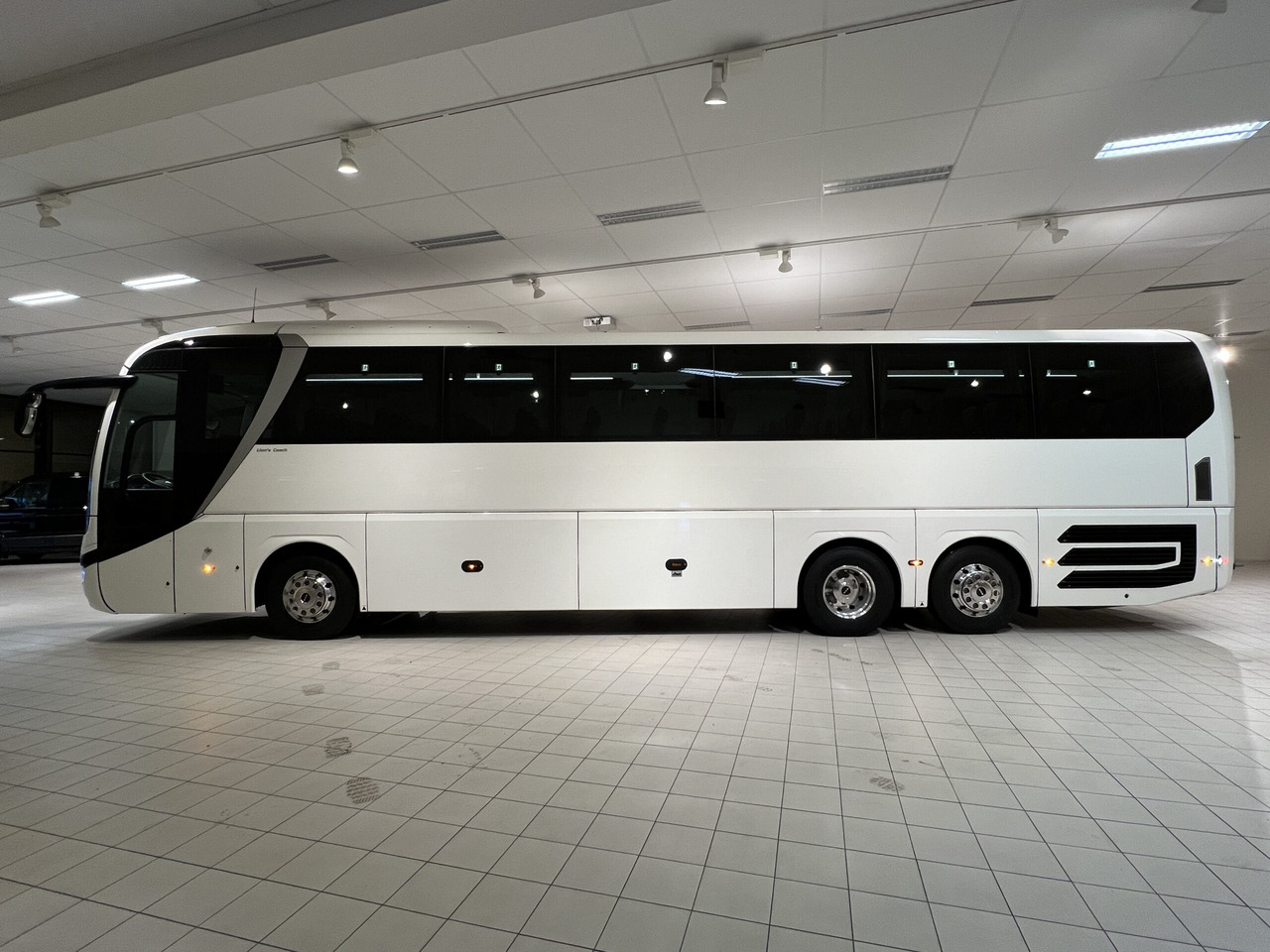 Reisebus MAN Lions Coach R09 Euro 6E (Dark Edition): das Bild 3