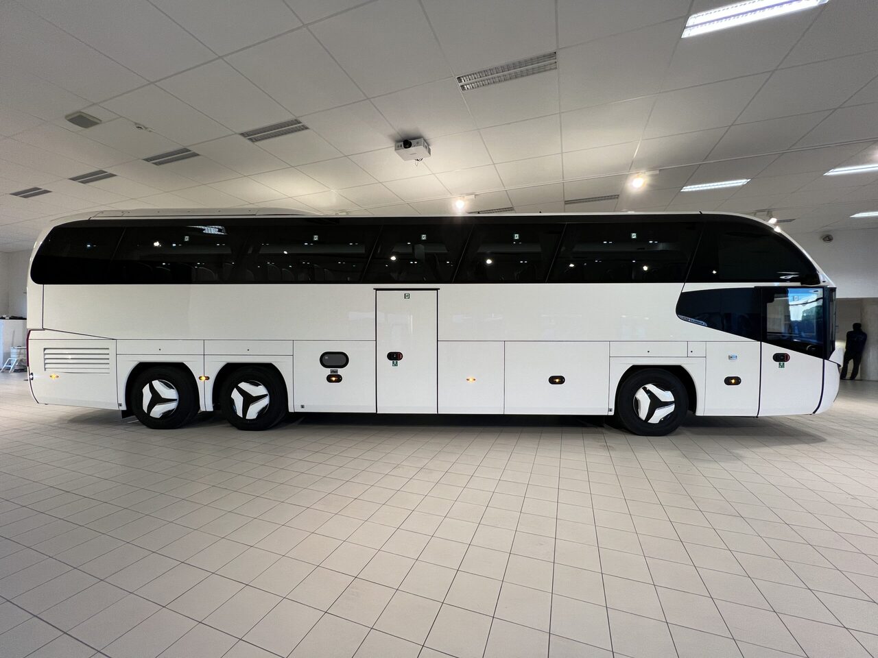 Reisebus Neoplan Cityliner P15 Euro 6E V.I.P Exclusive Class (svart / brons färgad skinnklädsel): das Bild 7