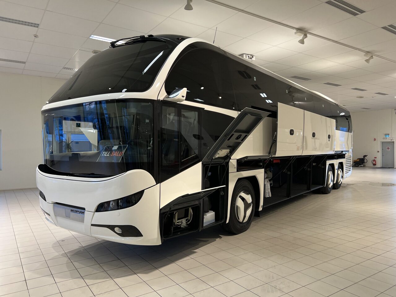 Reisebus Neoplan Cityliner P15 Euro 6E V.I.P Exclusive Class (svart / brons färgad skinnklädsel): das Bild 12