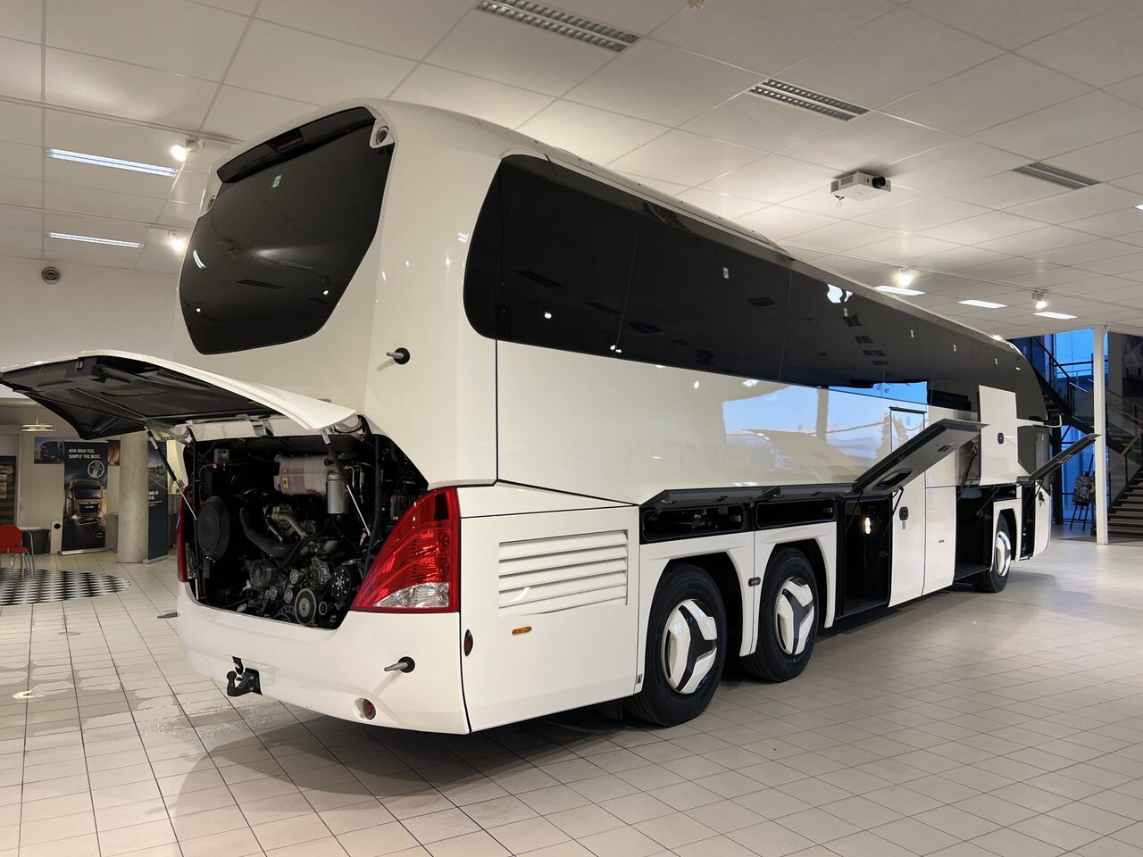 Reisebus Neoplan Cityliner P15 Euro 6E V.I.P Exclusive Class (svart / brons färgad skinnklädsel): das Bild 16