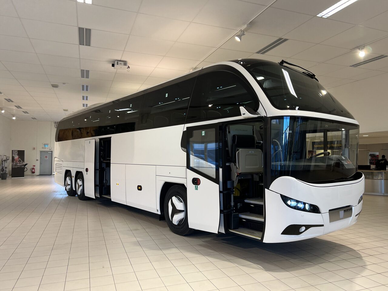 Reisebus Neoplan Cityliner P15 Euro 6E V.I.P Exclusive Class (svart / brons färgad skinnklädsel): das Bild 10