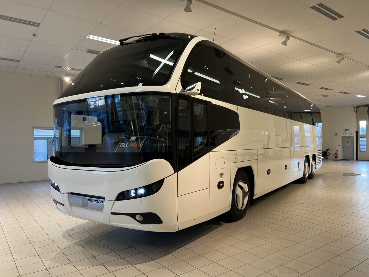 Reisebus Neoplan Cityliner P15 Euro 6E V.I.P Exclusive Class (svart / brons färgad skinnklädsel): das Bild 2