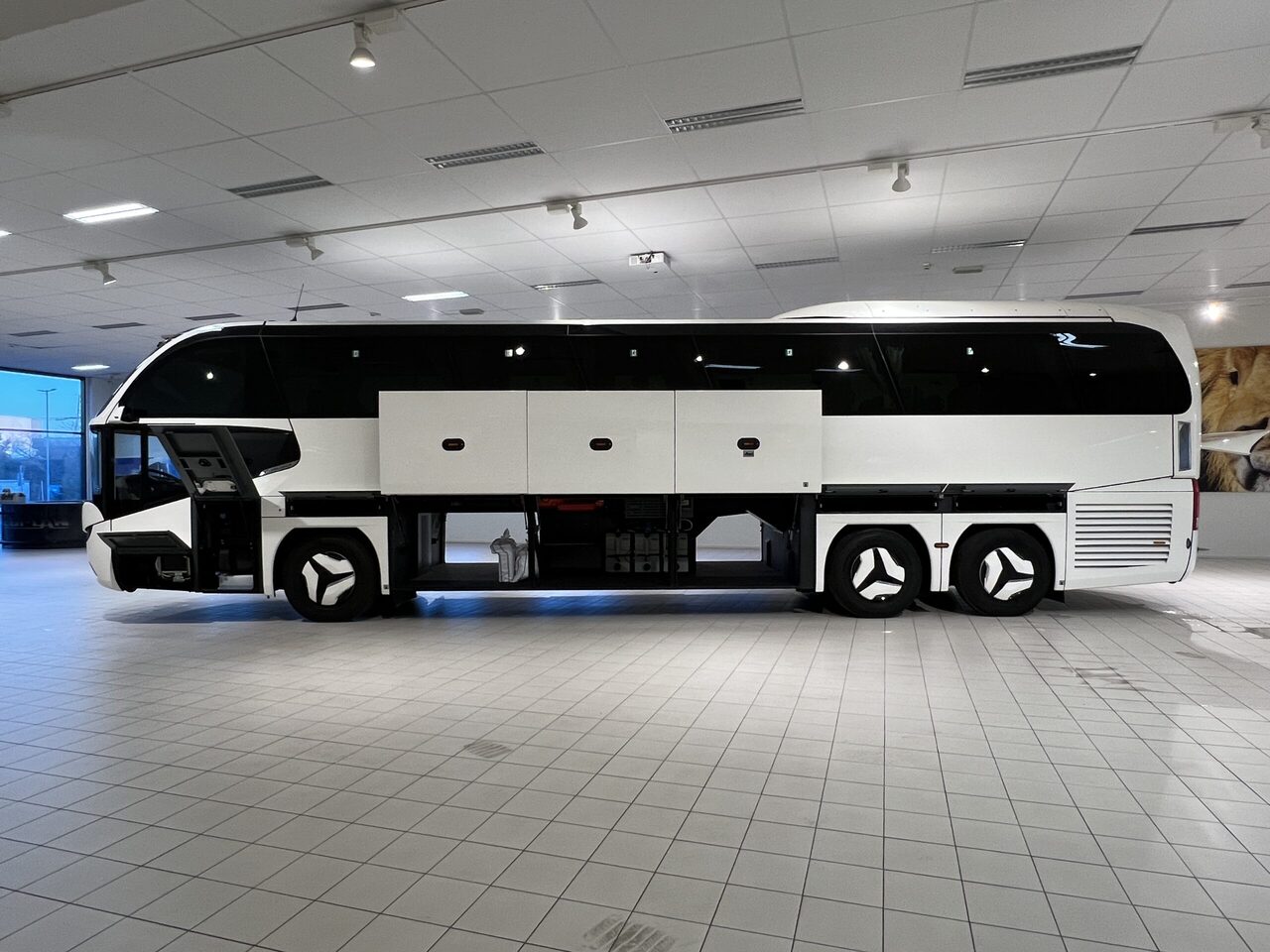 Reisebus Neoplan Cityliner P15 Euro 6E V.I.P Exclusive Class (svart / brons färgad skinnklädsel): das Bild 13