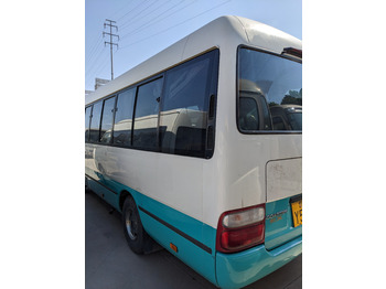 Kleinbus, Personentransporter TOYOTA Coaster passenger bus white and blue petrol engine minivan: das Bild 4