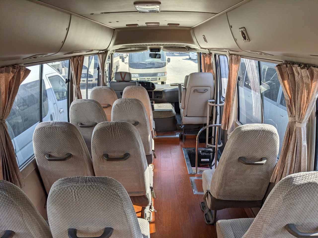 Kleinbus, Personentransporter TOYOTA Coaster passenger bus white and blue petrol engine minivan: das Bild 7