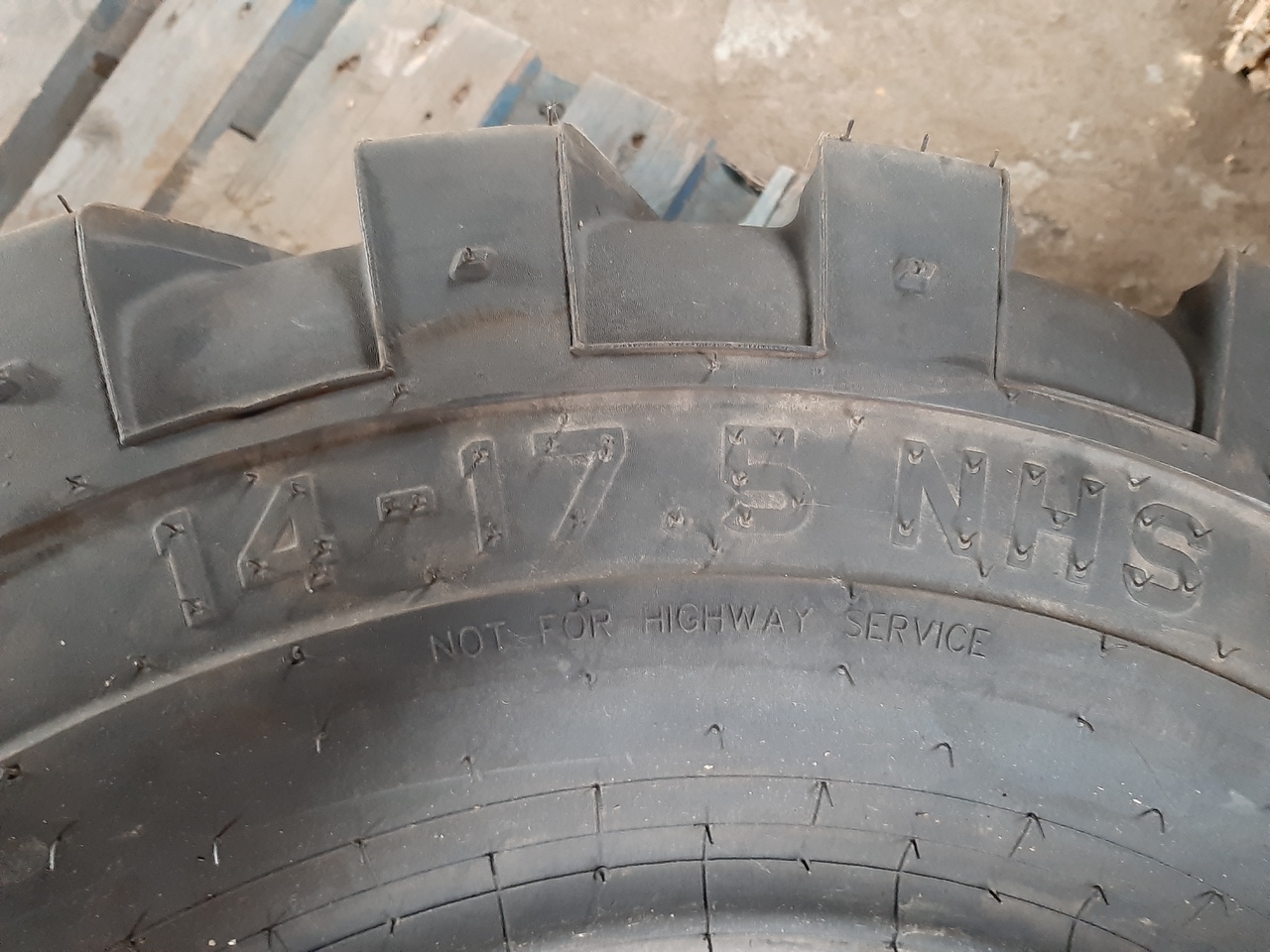 Felgen und Reifen für LKW Set Of TIRE 14.00-17.5 NHS Tyre BOBCAT: das Bild 2