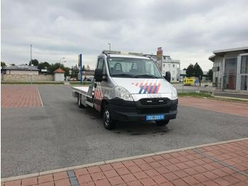 Abschleppwagen IVECO Daily 40 C 17 Járműszállító Csörlővel és Hidraulikus Platóval: das Bild 1