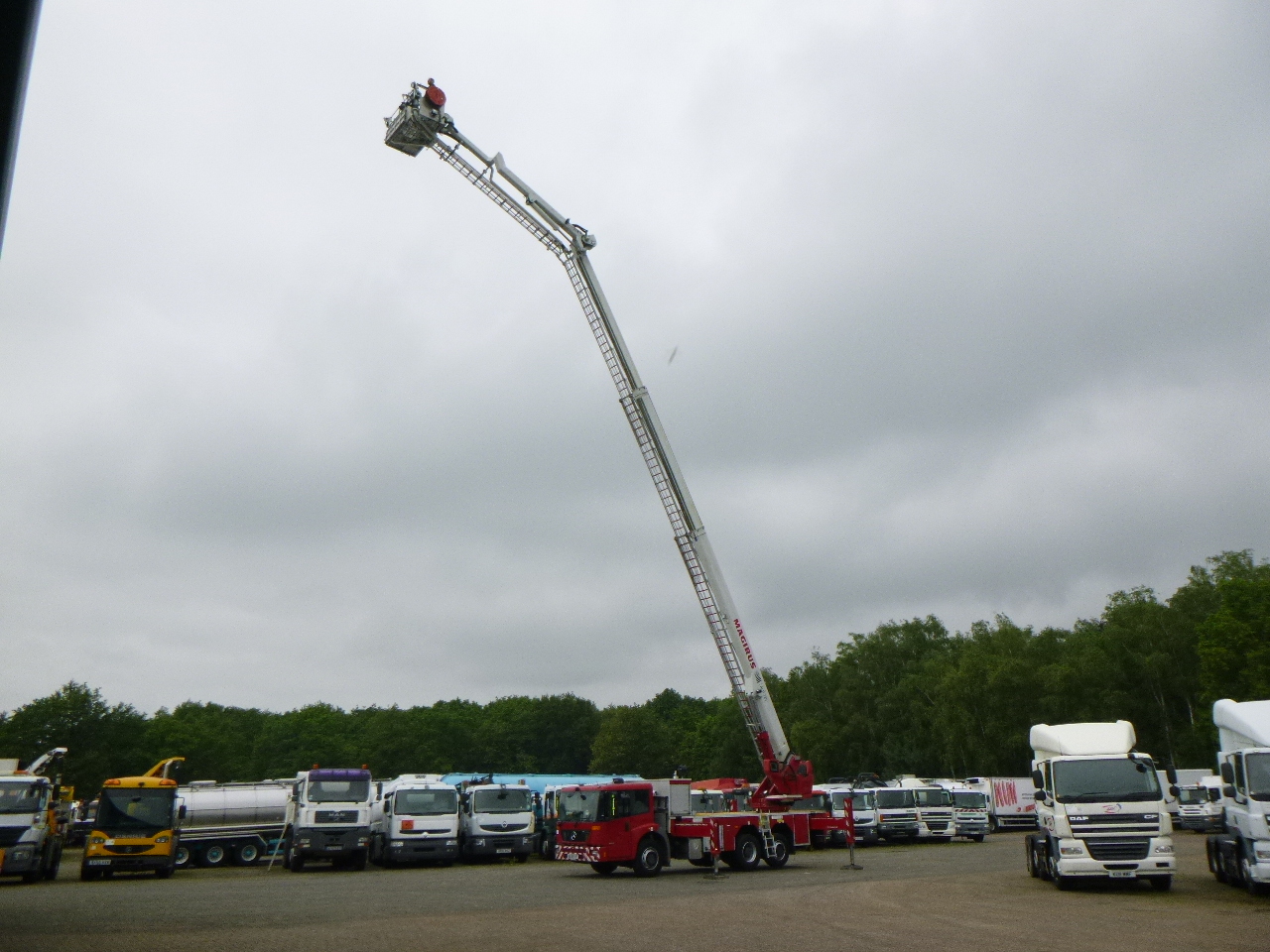 Feuerwehrfahrzeug Mercedes Econic 6x2 RHD Magirus ALP325 fire truck: das Bild 9