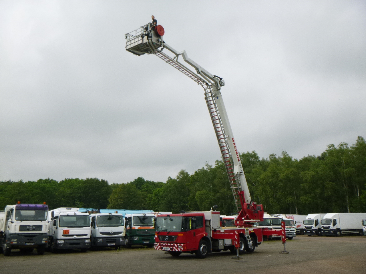 Feuerwehrfahrzeug Mercedes Econic 6x2 RHD Magirus ALP325 fire truck: das Bild 5