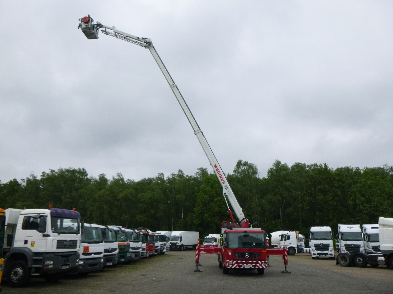 Feuerwehrfahrzeug Mercedes Econic 6x2 RHD Magirus ALP325 fire truck: das Bild 11