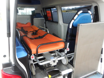 Krankenwagen VW T5 Transporter 2.5 TDI Rettungswagen - LIEGE KLI: das Bild 1