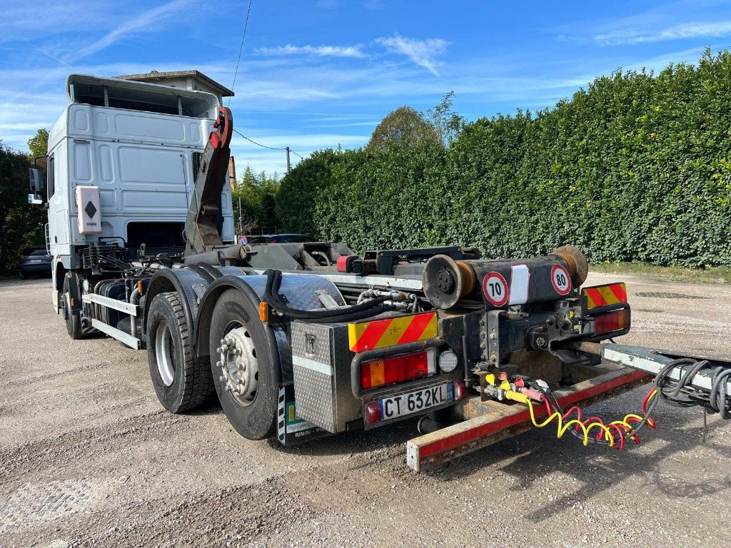 Abrollkipper DAF XF530 SCARRABILE