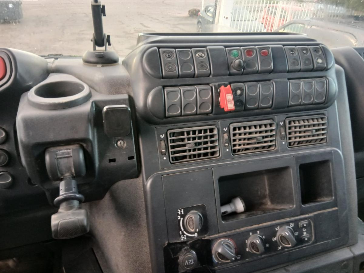 Abrollkipper Iveco Trakker