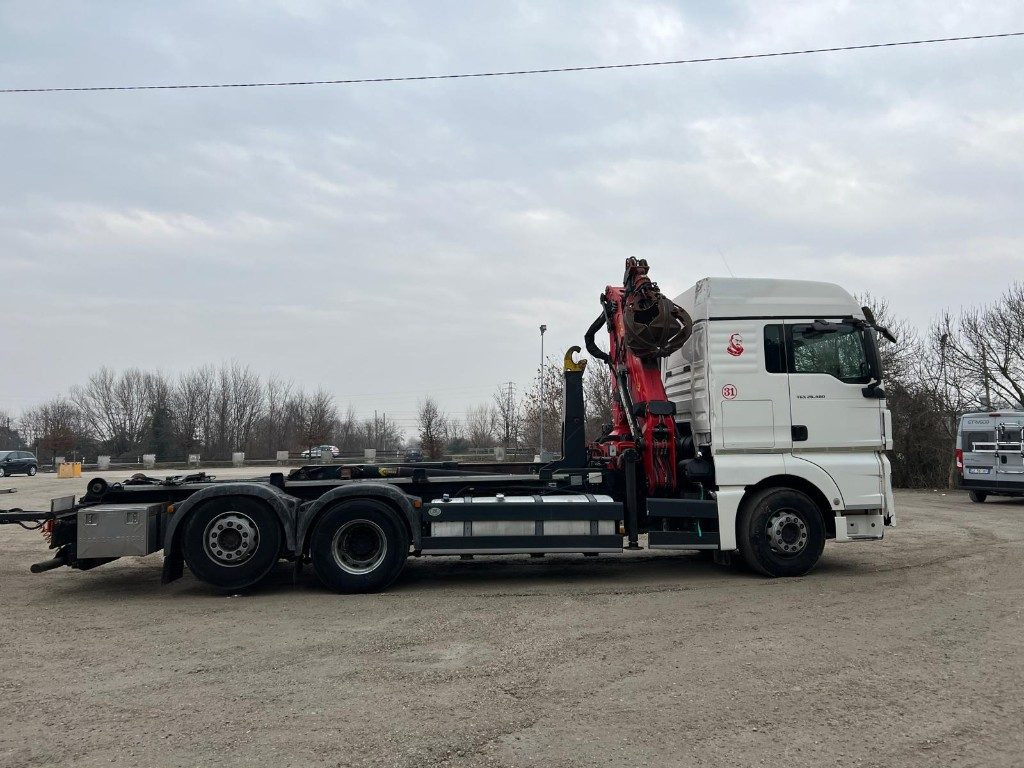Abrollkipper MAN TGX 26.480 SCARRABILE CON GRU