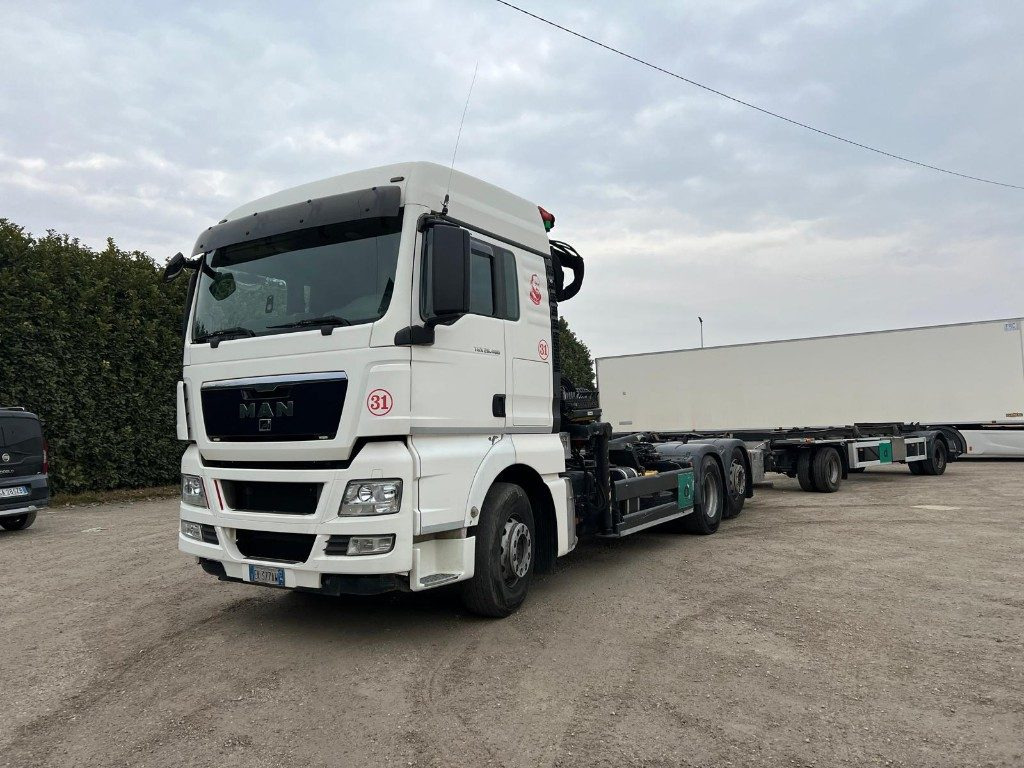 Abrollkipper MAN TGX 26.480 SCARRABILE CON GRU