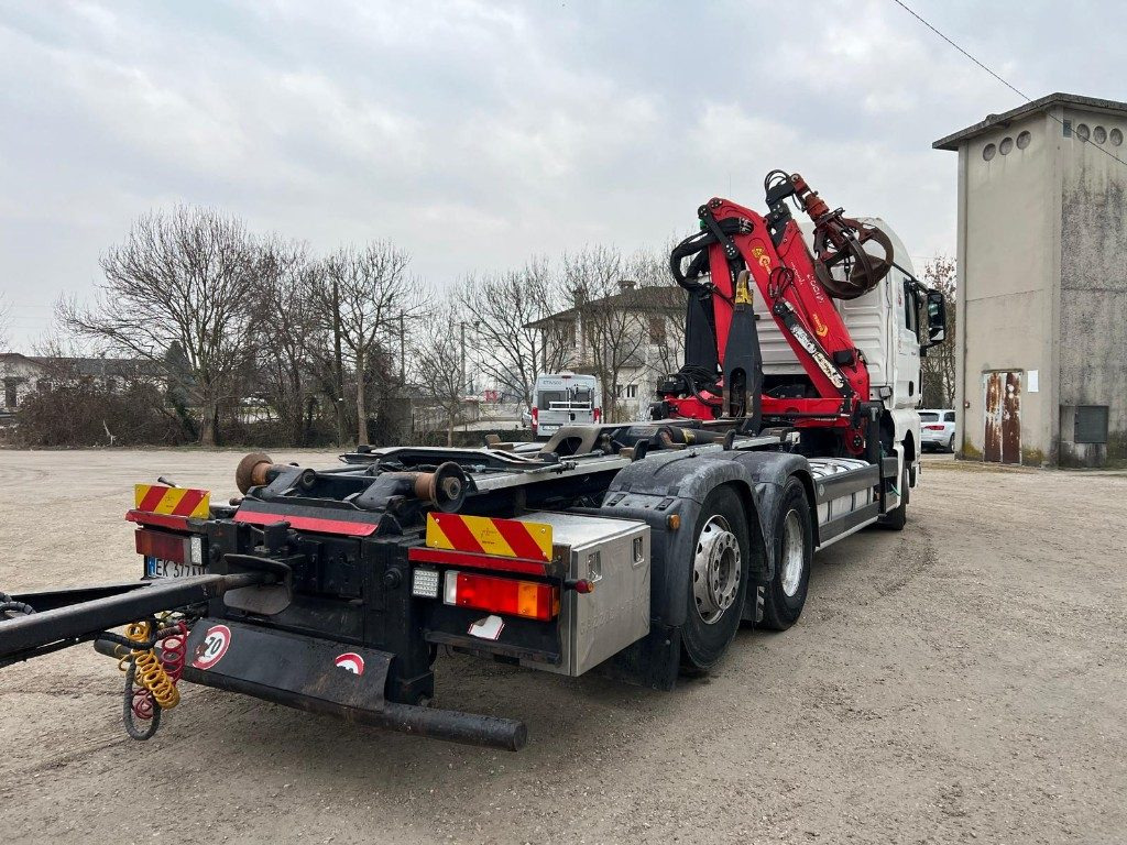 Abrollkipper MAN TGX 26.480 SCARRABILE CON GRU