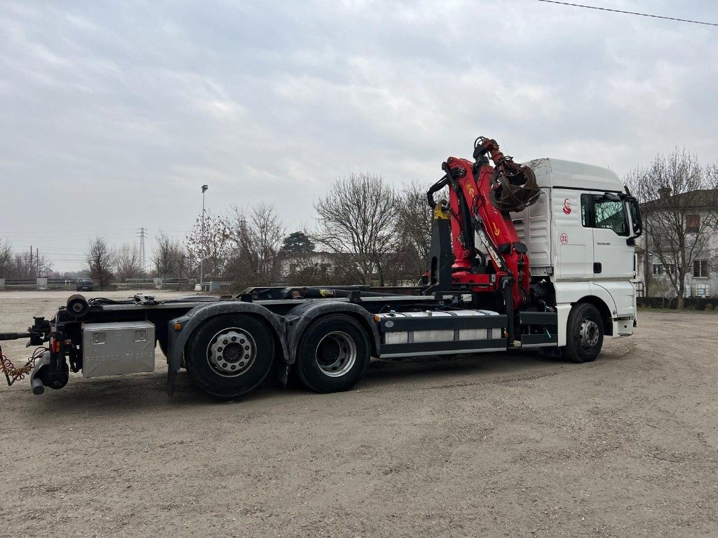 Abrollkipper MAN TGX 26.480 SCARRABILE CON GRU