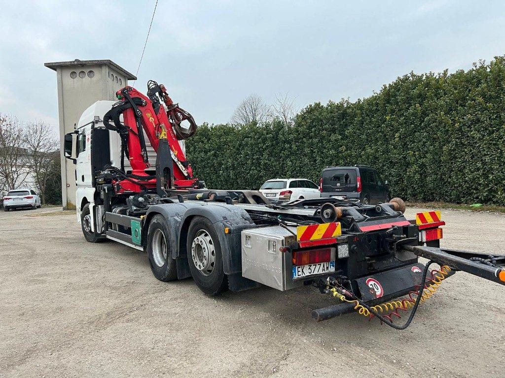 Abrollkipper MAN TGX 26.480 SCARRABILE CON GRU