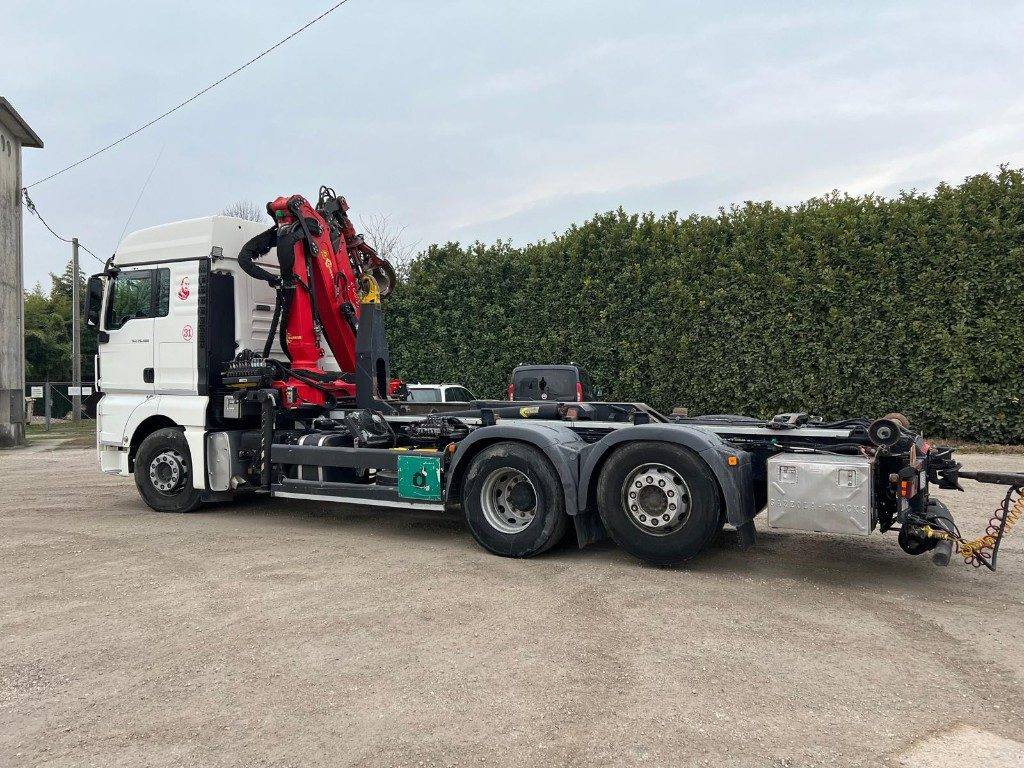 Abrollkipper MAN TGX 26.480 SCARRABILE CON GRU