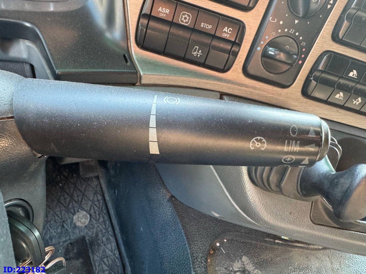 Abrollkipper MERCEDES-BENZ Actros 2551 8x2 V8 Retarder