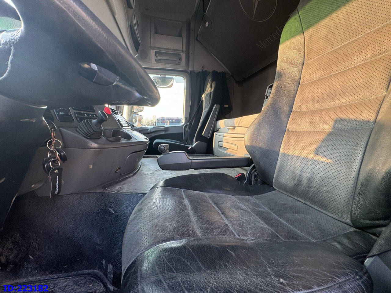 Abrollkipper MERCEDES-BENZ Actros 2551 8x2 V8 Retarder